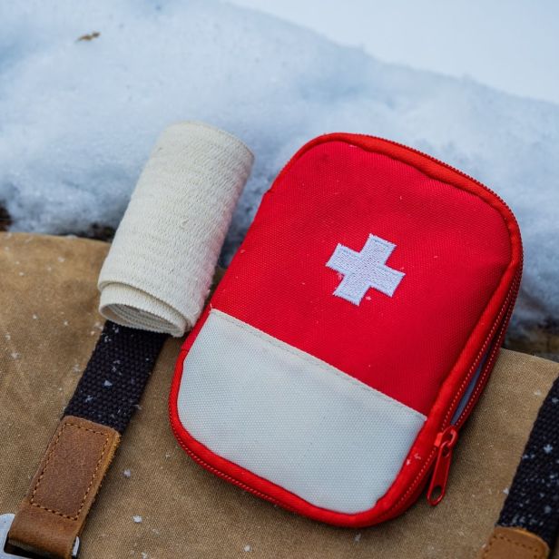 Trousse de secours pour des vacances au ski réussies